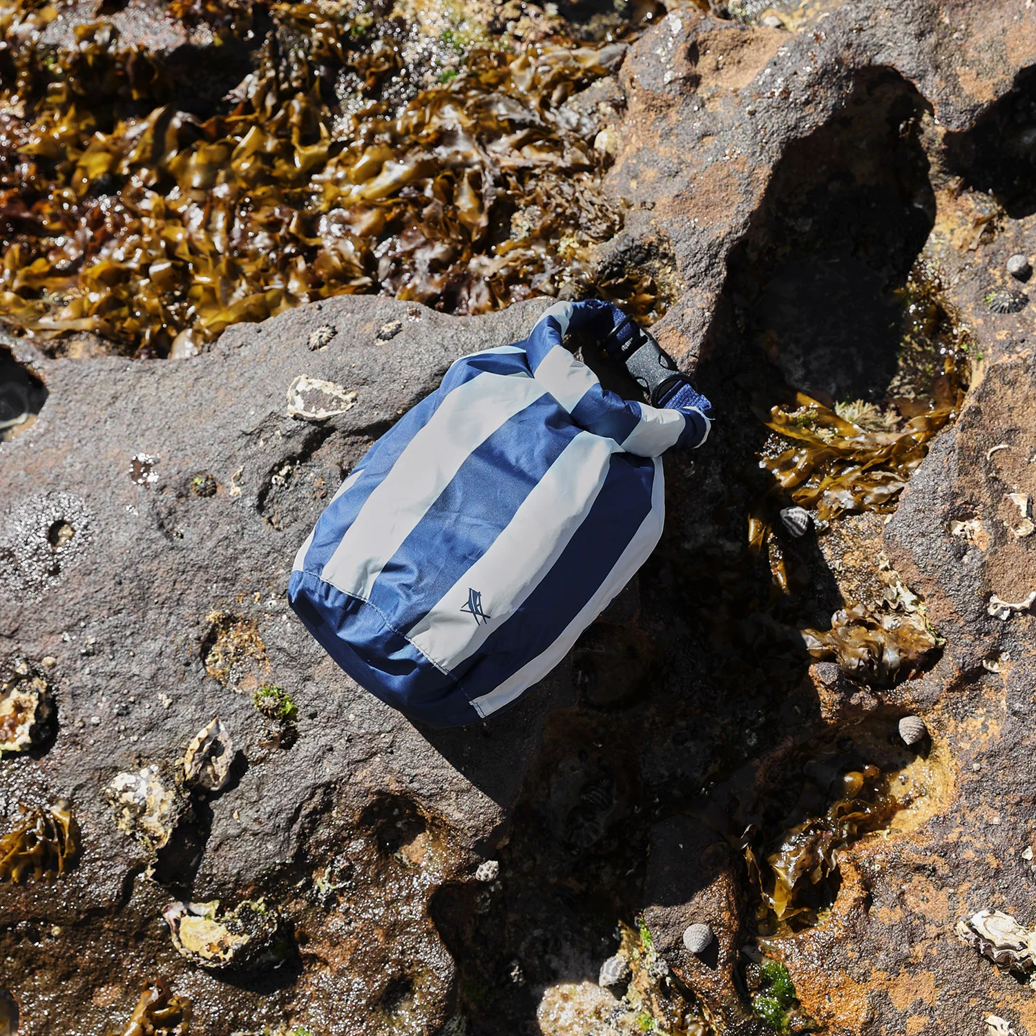 04_BALMORALINSITU24-BAGDRY-XS-NAVY-003-SQ-VIDEO_ixe0ig
